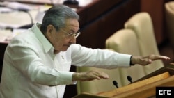 El gobernante de Cuba, Raúl Castro, asiste a la sesión de clausura de la Asamblea cubana, en La Habana (Cuba).