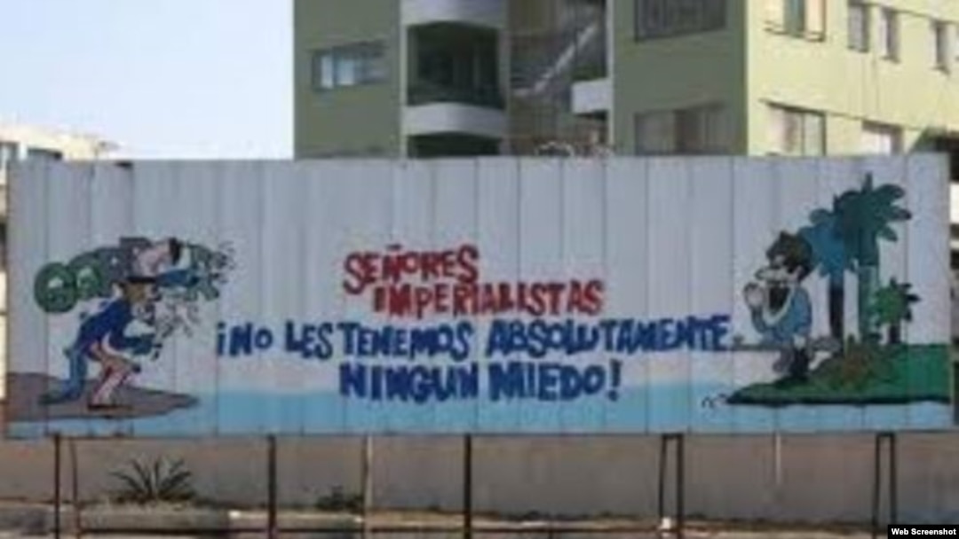Cartel emplazado frente a la sección de intereses de EEUU en Cuba.
