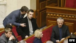 Renuncia premier ucraniano y Rada revoca leyes 