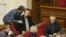 Renuncia premier ucraniano y Rada revoca leyes 