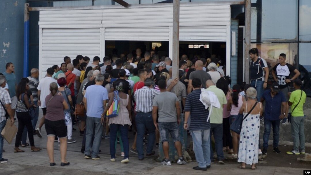 El público espera su turno a la entrada de una de las tiendas abiertas el lunes en La Habana. (Foto: Yamil Lage/AFP).