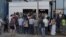 El público espera su turno a la entrada de una de las tiendas abiertas el lunes en La Habana. (Foto: Yamil Lage/AFP).
