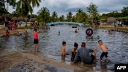 Cubanos disfrutan de la playa en Mayabeque a pesar del COVID-19