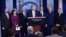 El presidente Donald Trump en la conferencia de prensa del martes flanqueado por el vicepresidente Mike Pence, el secretario del Tesoro Steven Mnuchin y el resto del equipo de trabajo para combatir el coronavirus (Brendan Smialowski/AFP).