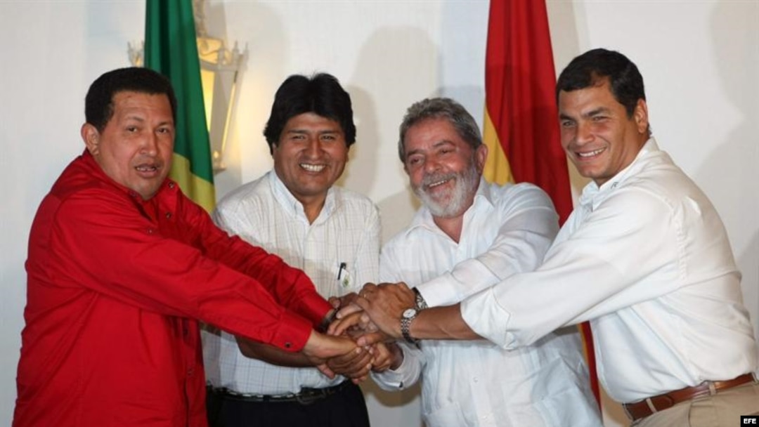 Hugo Chávez junto a sus homólogos de Bolivia, Evo Morales, de Brasil, Luis Inácio Lula daSilva, y de Ecuador Rafel Correa durante un encuentro en Brasil.
