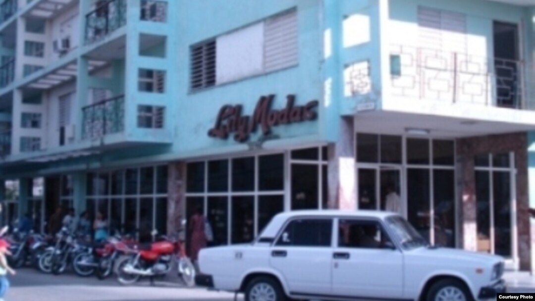 Edificio Lily Modas. En los pisos superiores radica la sede de la policía política en Guantánamo. Foto: Luis Felipe Rojas.