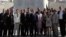 El presidente de Francia François Hollande y su delegación posan ante la estatua de José Martí, en la Plaza de la Revolución de La Habana.