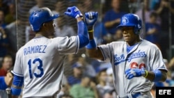 Hanley Ramírez (i) de los Dodgers de Los Ángeles felicita a Yasiel Puig (d) tras batear un jonrón ante los Cachorros de Chicago durante un partido de la MLB. 