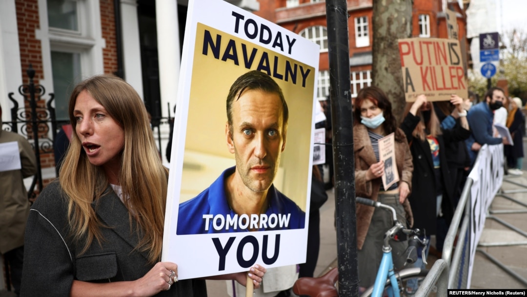 En la foto, manifestantes en Londres, Reino Unido, portan un cartel con la imagen del opositor ruso Alexei Navalny que ha anunciado el fin de una huelga de hambre en reclamo por atención médica por parte de galenos civiles. Foto: REUTERS/Henry Nicholls.