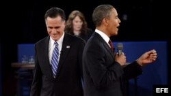 El candidato republicano, Mitt Romney (i), y el presidente y candidato demócrata, Barack Obama (d), participan en el segundo debate 