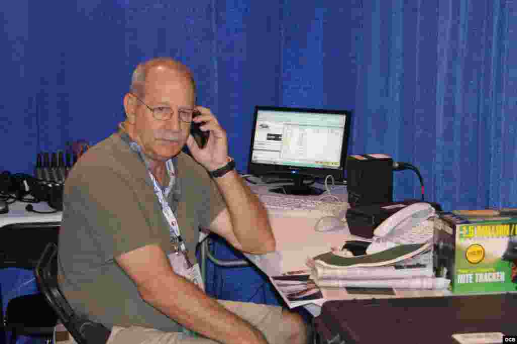 Don Mansfield preparando la transmisi&oacute;n de Radio Mart&iacute;