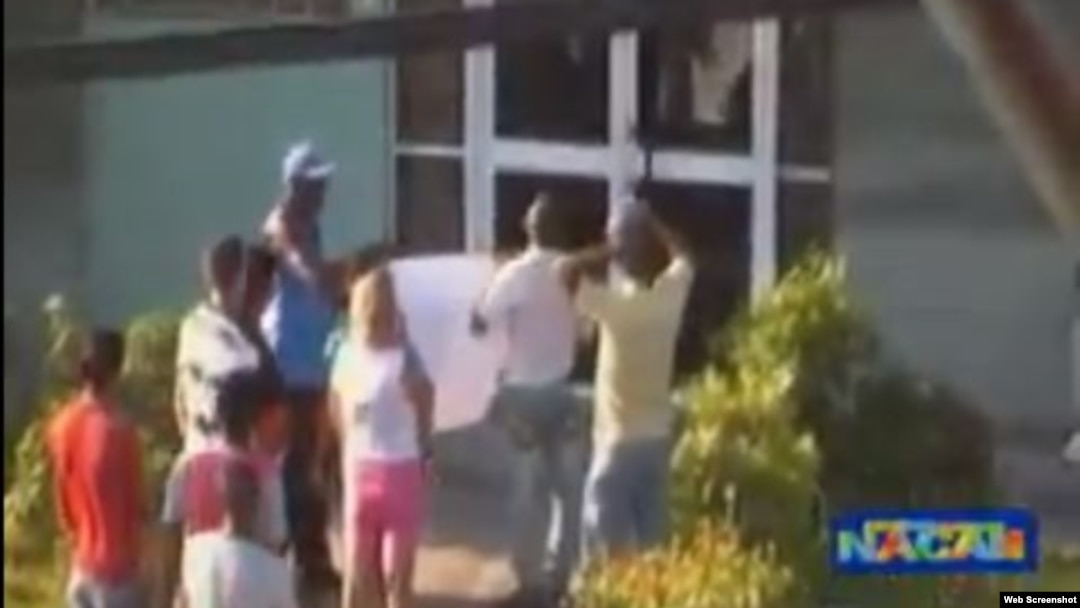Activistas viabilizan reclamos ciudadanos en la oficina de Cubahidráulica en Santa Clara.