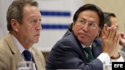El expresidente del Perú, Alejandro Toledo (d) y el exmandatario de Guatemala, Vinicio Cerezo (i), participan hoy, jueves 16 de mayo de 2013, junto a representantes de quince países que debaten sobre la Democracia Inclusiva en la III Asamblea de la Red La
