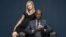 Los protagonistas de "House of Lies" Don Cheadle y Kristen Bel. (Showtime)