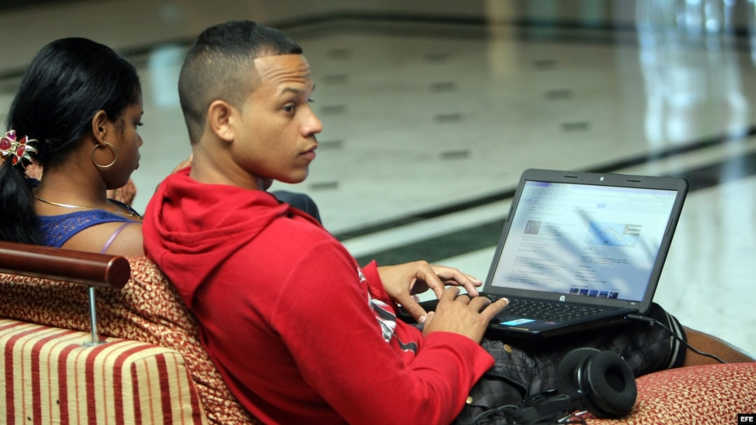Dos jóvenes conectados a internet desde un hotel de La Habana.
