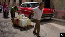 Personas transportan recipientes con agua en La Habana, el 3 de junio de 2026. (Foto AP/Ramon Espinosa)