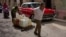 Personas transportan recipientes con agua en La Habana, el 3 de junio de 2026. (Foto AP/Ramon Espinosa)