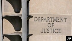 El rótulo del Departamento de Justicia de los Estados Unidos. Foto: AP Photo/Alex Brandon
