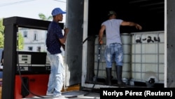 Cubanos llenan tanques con gasolina en un servicentro en La Habana. (REUTERS/Norlys Pérez) 