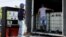 Cubanos llenan tanques con gasolina en un servicentro en La Habana. (REUTERS/Norlys Pérez) 