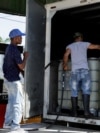 Cubanos llenan tanques con gasolina en un servicentro en La Habana. (REUTERS/Norlys Pérez) 