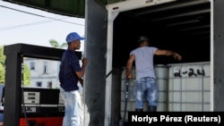 Cubanos llenan tanques con gasolina en un servicentro en La Habana. Foto: REUTERS/Norlys Pérez  
