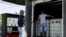 Cubanos llenan tanques con gasolina en un servicentro en La Habana. Foto: REUTERS/Norlys Pérez  