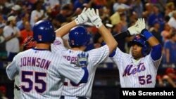 Compañeros de equipo felicitan a Yoenis Céspedes (52).