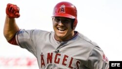 Mike Trout de Liga Americana celebra su cuadrangular frente a la Liga Nacional.