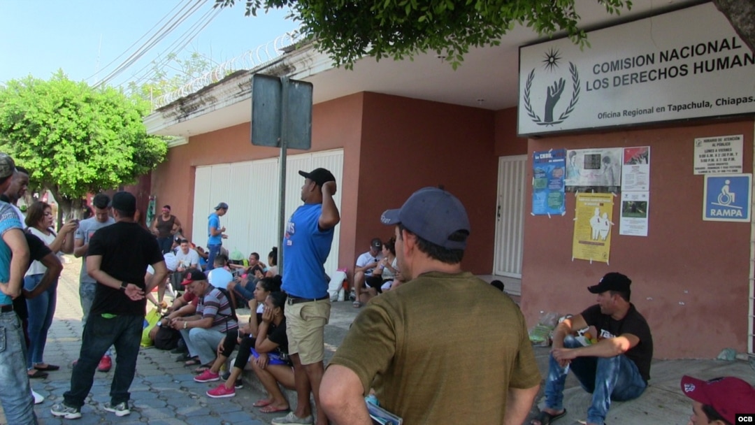 Cubanos a la espera de un salvoconducto que les permita avanzar hacia la frontera de México con EEUU.
