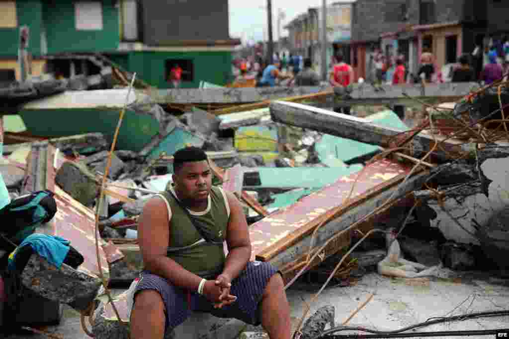 Cubanos se recuperan hoy, miércoles 5 de octubre de 2016, de los destrozos y estragos causados por el paso del huracán Matthew en Baracoa, provincia de Guantánamo (Cuba). El huracán Matthew dejó a su paso por Cuba graves destrozos en el extremo oriental d