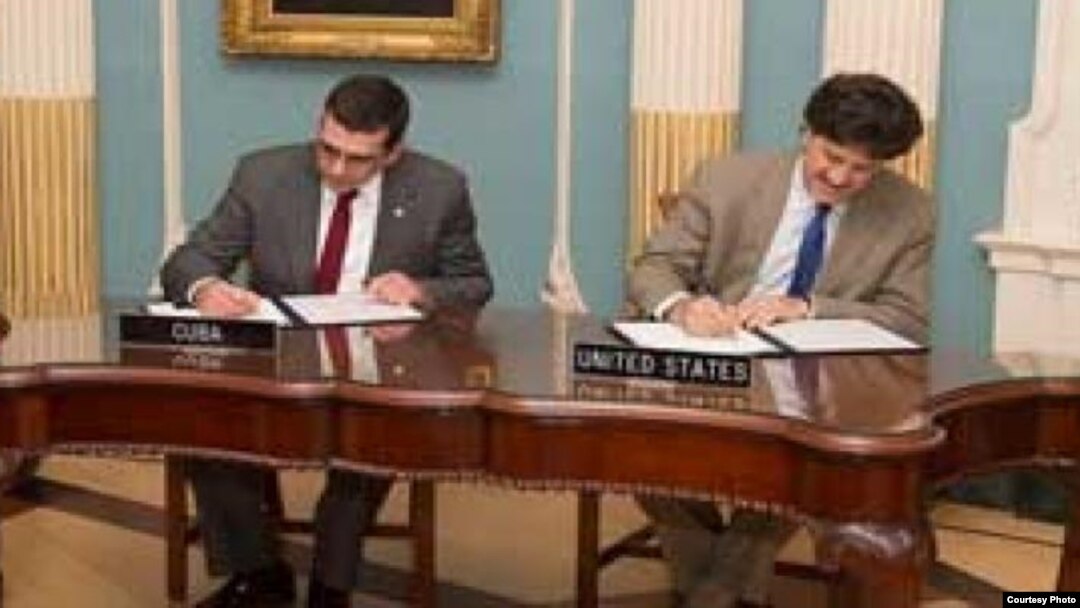 José Cabañas (i) y David Balton firman declaración conjunta EE.UU.-Cuba sobre protección ambiental
