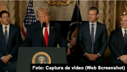 Presidente Donald trump junto al secretario de Estado, Marco Rubio, el secretario de Guerra, Pete Hegseth, y el de Marina, John Pelan.