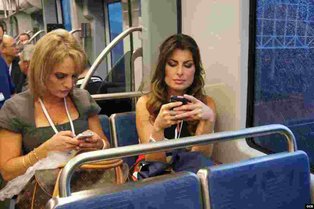 Karen Caballero y Vanessa Ruiz enviando Tweets