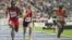 Dayron Robles (i) aventaja al estadounidense Tyrone Akins (d) en la competencia de 110 con vallas. 