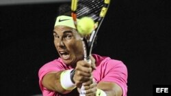 El tenista español Rafael Nadal en acción ante el italiano Fabio Fognini.