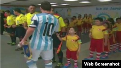 Messi no estrechó la mano de un niño.