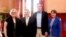 Los senadores McCaskill (i) Klobuchar (d) y Warner (2-d) posan con el canciller cubano Bruno Rodríguez.