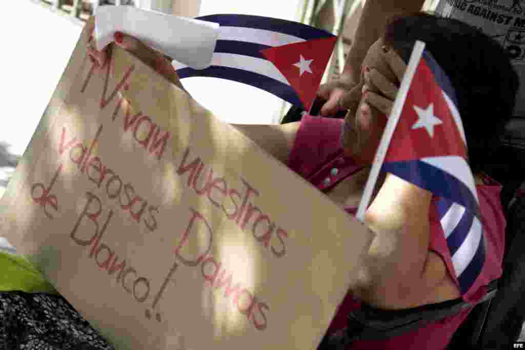 Los expresos pol&iacute;ticos cubanos y sus familiares acogidos en Espa&ntilde;a desde 2010 y 2011 se manifiestan frente a la sede del PSOE en Madrid.