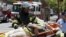 Efectivos del cuerpo de emergencias trasladan a uno de los heridos tras el derrumbe de un edificio en el centro de Filadelfia, EEUU, el 5 de junio del 2013