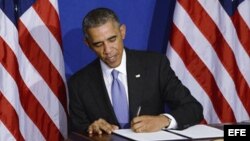 Obama durante una visita a la oficina de protección financiera del consumidor. Archivo.