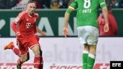 Clemens Fritz de Bremen (R) trata de detener, al jugador de Munich Franck Ribery durante el partido de fútbol de la Bundesliga entre Werder Bremen y Bayern Munich.