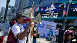 Manifestantes en la Cumbre de las Américas celebrada la semana pasada en Los Angeles, California. (AP Photo/Marcio José Sánchez).