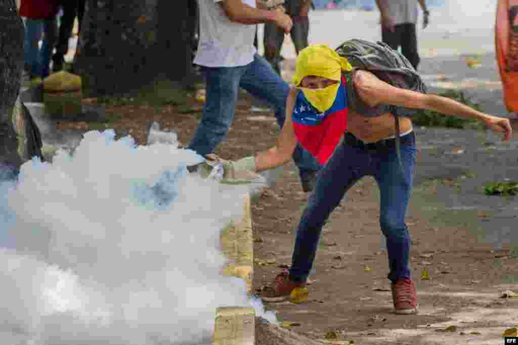 Manifestantes se enfrentan con la policía durante una protesta en contra del Gobierno venezolano.