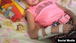 Xaleth en su cama de hospital semanas después del accidente.