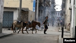 Muchos niños y adolescentes no están asistiendo a la escuela.