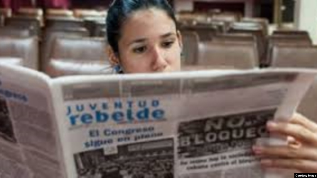 Leyendo Juventud Rebelde en Cuba.