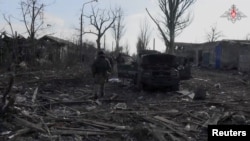 Miembros del ejército ruso caminan entre los escombros en Avdiivka, Ucrania, el 22 de febrero de 2024. Entre el 1 de diciembre y el 29 de febrero se han documentado las ejecuciones de al menos 32 prisioneros de guerra. Foto Ministerio de Defensa de Rusia/vía REUTERS