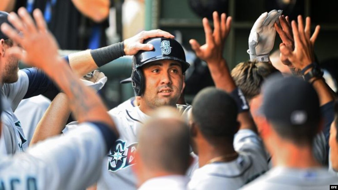 Kendrys Morales (c) de los Marineros de Seattle celebra con sus compañeros en el dugout. Foto de archivo.