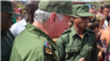 Díaz-Canel rodeado de militares en una visita a Guantánamo
